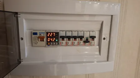 محافظ کنترل ولتاژ و آمپر برق ورودی جی بی اچ مدل 80A تکفاز