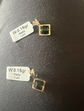 تجریه خرید آویز گردنبند طلا 18 عیار زنانه ناریا مدل مکعب رنگ سبز