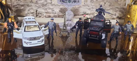 ماشین بازی مدل تویوتا لندکروز V8