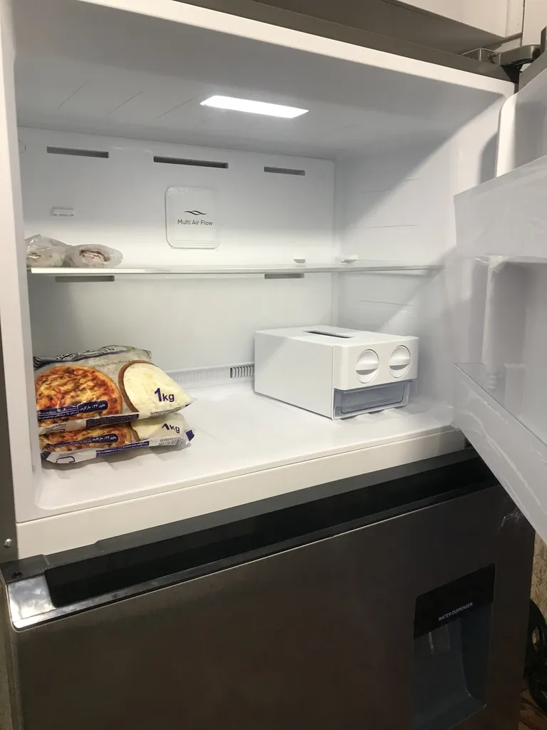 یخچال فریزر 26 فوت ایکس ویژن مدل TT582-AWD/AS ، دارای آبسردکن و یخساز نیمه‌ اتوماتیک، با ارتفاع 185، پهنای 66 و عمق 84 سانتی‌ متر، میزان مصرف انرژی A+، دارای 4 طبقه در یخچال و 2 طبقه در فریزر