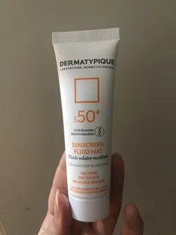 فلوئید ضدآفتاب بی‌رنگ درماتیپیک +SPF50 مدل SFM، مناسب پوست‌های چرب، حجم 50 میلی‌لیتر