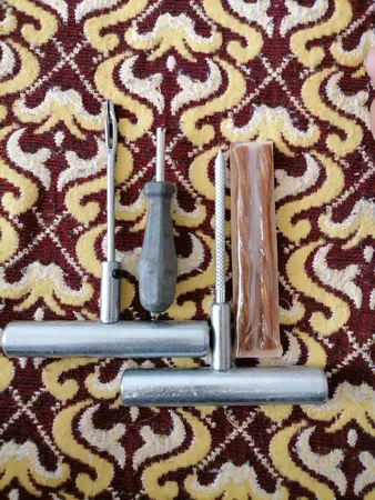 کیت پنچر گیری لاستیک تیوبلس خودرو مدل فلزی همراه با آچار والف