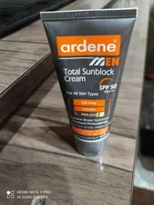 تجریه خرید کرم ضدآفتاب بی‌رنگ آردن SPF50 مدل Total Sun Block مناسب انواع پوست وزن 50 گرم