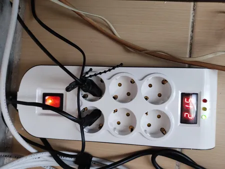 محافظ ولتاژ پارت الکتریک مدل PE8802