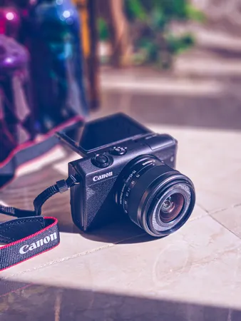 دوربین دیجیتال کانن مدل EOS M200 به همراه لنز 15-45 میلی متر IS STM