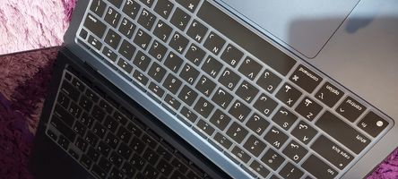 محافظ کیبورد با حروف فارسی مدل 002 مناسب برای لپ تاپ اپل MacBook Air M2 13 2022