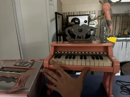 اسباب بازی موزیکال مدل پیانو پایه دار و میکروفون کد 32828