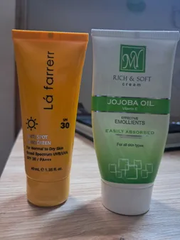 کرم ضدآفتاب و ضدلک بی‌رنگ لافارر مدل SPF30، مناسب پوست‌های خشک و معمولی، حجم 40 میلی‌لیتر