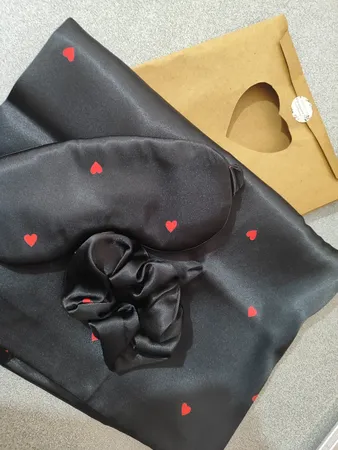 رو بالشی مدل ساتن ابریشم طرح قلب به همراه کش مو و چشم بند