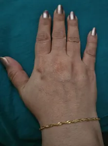 تجریه خرید دستبند کم اجرت طلا 18 عیار زنانه ماوی گالری مدل کارتیه پیچی