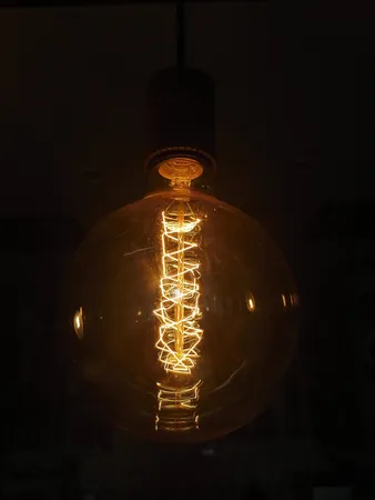 لامپ فیلامنتی انگاره مدل G125 پیچی پایه E27