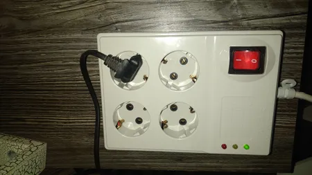 محافظ ولتاژ پارت الکتریک کد 940