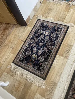 فرش زمرد مشهد طرح افشان زمینه سورمه ای