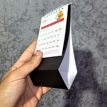 تقویم رومیزی سال 1405 انتشارات ایلیا مهر کد 03