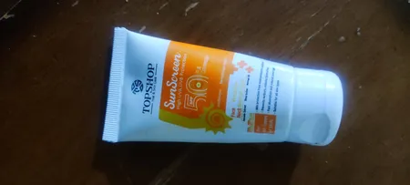 کرم ضد آفتاب بی رنگ تاپ شاپ مدل  SPF 50 مناسب انواع پوست حجم 50 میلی لیتر