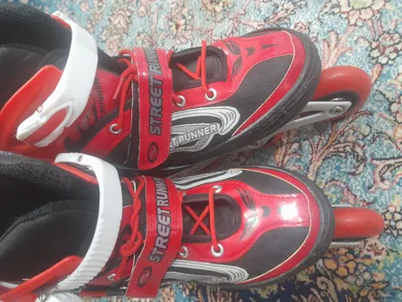 اسکیت کفشی استریت رانر مدل ۰۰۲ به همراه کلاه و لوازم ایمنی اسکیت