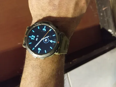 ساعت هوشمند مدل G͏9͏9͏ U͏ltra دارای کنترل موزیک، فشار خون، گام شمار، مکالمه بلوتوثی، پشتیبانی از زبان فارسی، قابلیت تغییر تصویر زمینه، بند سیلیکون