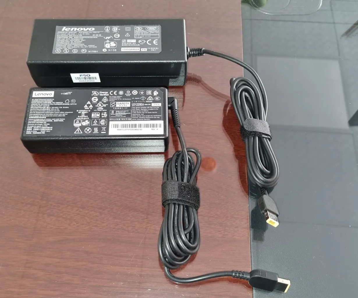 شارژر لپ تاپ ۲۰ ولت ۶.۷ آمپر  لنوو مدل ADL135NLC3A