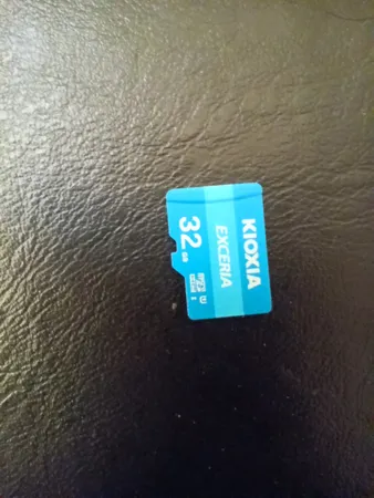 کارت حافظه‌ microSDHC کیوکسیا مدل EXCERIA کلاس 10 استاندارد UHS-I U1 سرعت 100MBps ظرفیت 32 گیگابایت به همراه آداپتور SD