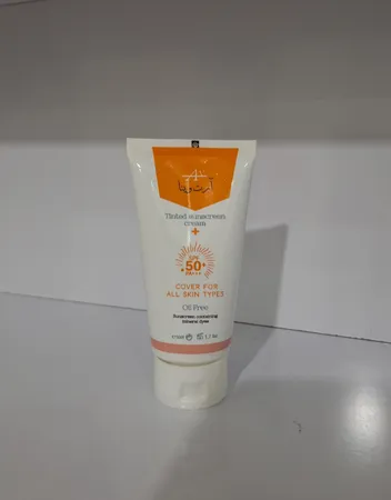 کرم ضد آفتاب رنگی آرت وینا، SPF 50 مدل آلوئه‌ورا مناسب انواع پوست، تنالیته رنگ متوسط، حجم 50 میلی‌لیتر، حاوی محافظ UVA ،UVB و PA+++، ضد پیری، دارای فرمولاسیون شیمیایی، با ماندگاری 4 ساعته