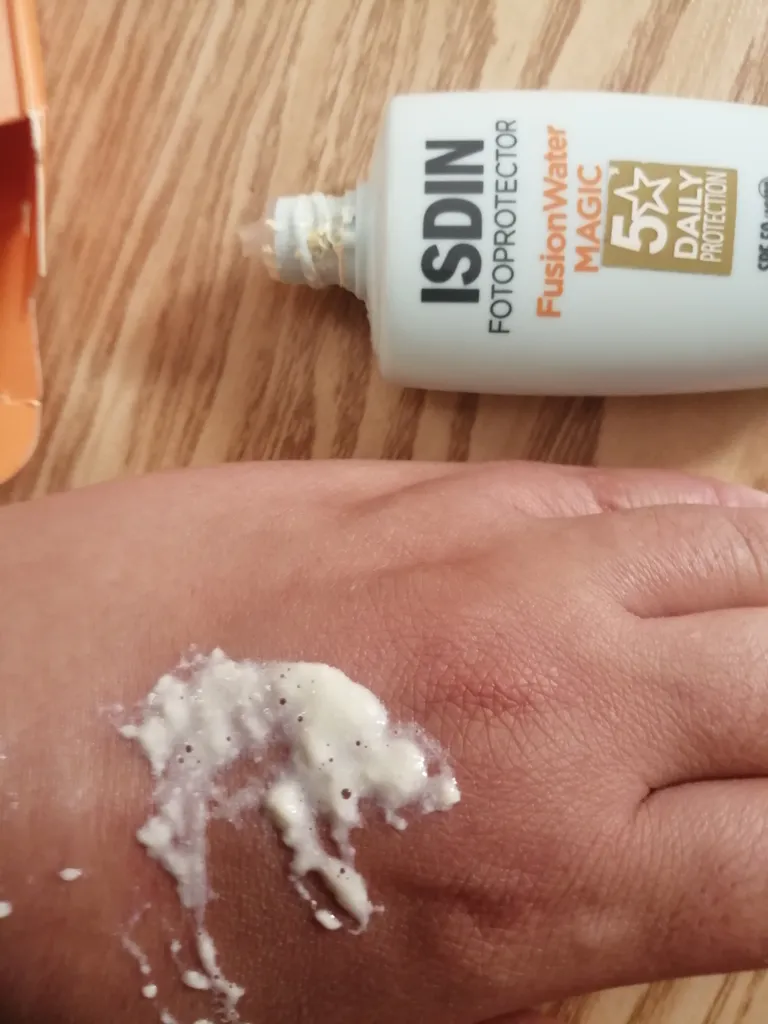 فلوئید ضدآفتاب بدون رنگ ایزدین SPF50 مدل Fusion Water Magic ‌مناسب انواع پوست، حجم 50 میلی‌لیتر