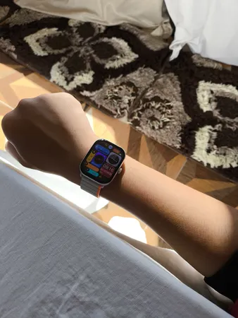 ساعت هوشمند گلوریمی مدل GS1 Pro 2024 دارای قابلیت های صفحه نمایش رنگی، صفحه نمایش لمسی، کنترل موسیقی (Music Player)، کنترل سطح اکسیژن خون، قابلیت مکالمه مستقیم، قابلیت مکالمه از طریق بلوتوث، پشتیبانی از زبان فارسی در منو و سیستم‌عامل بند سیلیکون