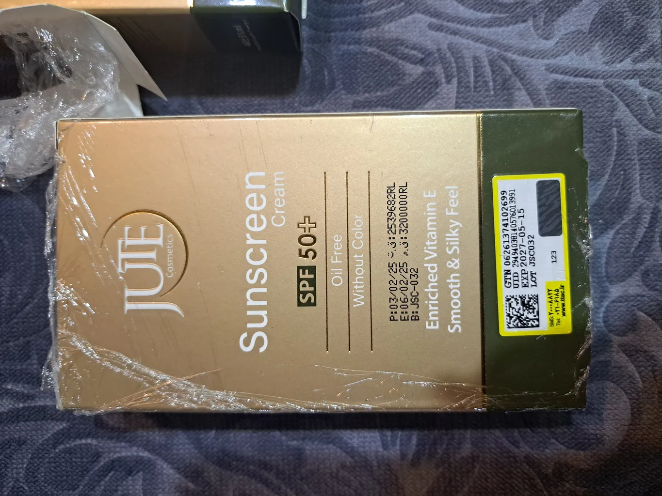 کرم ضدآفتاب رنگی ژوت مدل Cosmetics SPF50، مناسب پوست‌های چرب، حجم 40 میلی‌لیتر