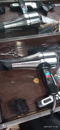 سشوار حرفه ای گوسونیک مدل GHD-229، موتور AC با توان مصرفی 1800 وات، دارای قابلیت باد سرد، فناوری تولید یون، وزن 892 گرم، تنظیم حرارت 3 حالته و کنترل سرعت 2 حالته، به همراه 1 عدد سری متمرکزکننده