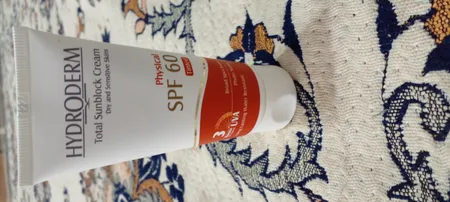 کرم ضدآفتاب رنگی هیدرودرم SPF60 مدل Phisical Tinted ‌مناسب پوست‌های حساس، حجم 50 میلی‌لیتر