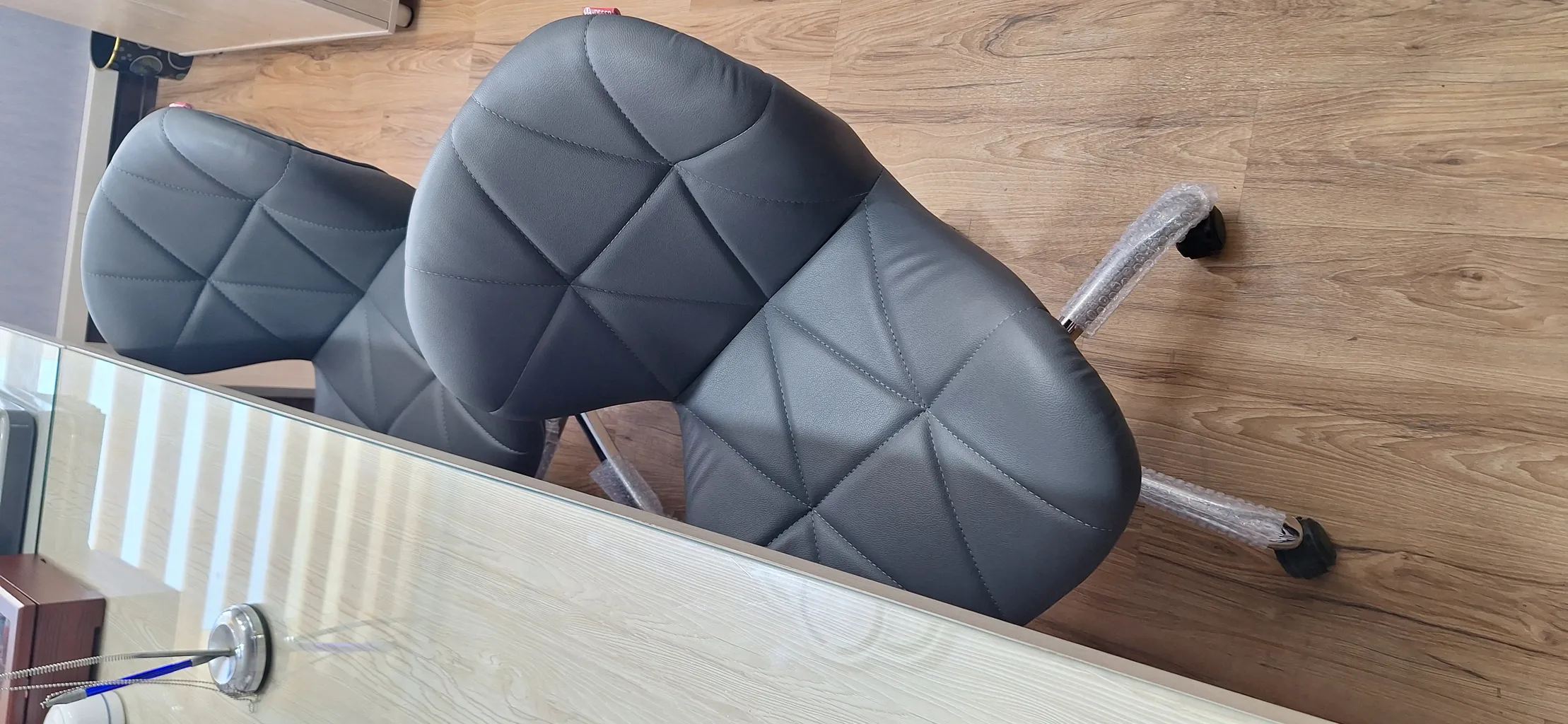 صندلی هوگر مدل چرخشی طرح چرمی