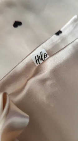 رو بالشی مدل ساتن ابریشم طرح قلبی به همراه کش مو