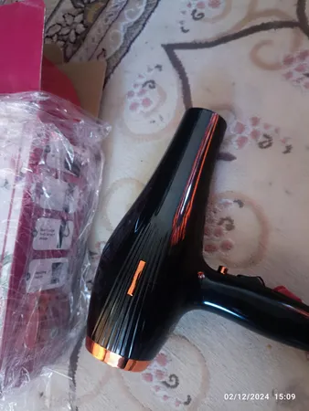 سشوار حرفه‌ای جی دبلیو مدل 6627، موتور AC با توان مصرفی 9000 وات، دارای قابلیت باد سرد، طراحی ارگونومیک، با حالت صاف‌کننده و حجم‌دهنده، وزن 480 گرم، تنظیم حرارت 3 حالته و کنترل سرعت 2 حالته، به همراه 1 عدد سری متمرکزکننده پهن