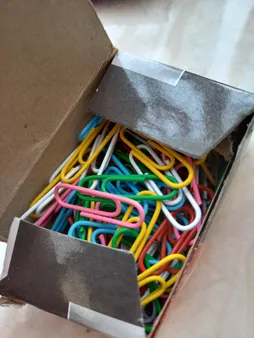 گیره کاغذ رایدین مدل رنگی سایز 28-33میلی متر - بسته 100 عددی