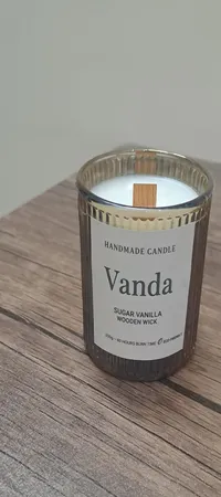 شمع دستساز معطر مدل وندا با رایحه وانیل مدت زمان اتمام ۴۰ ساعت
