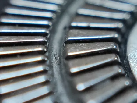 ماشین اصلاح موی صورت وی جی ار مدل 341، طراحی ارگونومیک، منبع انرژی با باتری، تکنولوژی اصلاح به صورت برش چرخشی، مدت زمان شارژ 60 دقیقه و مدت زمان استفاده پس از شارژ 90 دقیقه، به همراه برس تمیزکننده و کابل شارژ USB