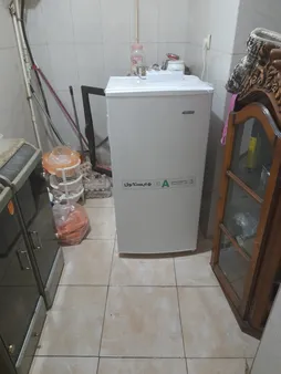 یخچال فریزر 9 فوت ایستکول مدل هتلی 2919، با ارتفاع 108، عمق 56 و پهنای 54 سانتی‌ متر، مصرف انرژی A، دارای 3 طبقه در یخچال و 1 طبقه در فریزر، دارای کندانسور مخفی