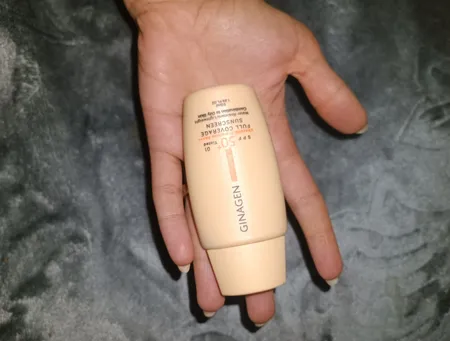 کرم ضد آفتاب رنگی ژیناژن، SPF 50، مدل 01، ‌مناسب پوست‌های چرب و مختلط با تنالیته روشن و حجم 50 میلی‌لیتر، ضد آب، محافظت‌کننده در برابر اشعه‌های UVA و UVB، ضد چروک، ضد لک و پیری، دارای فرمولاسیون مواد و املاح معدنی، با ماندگاری 2 ساعته