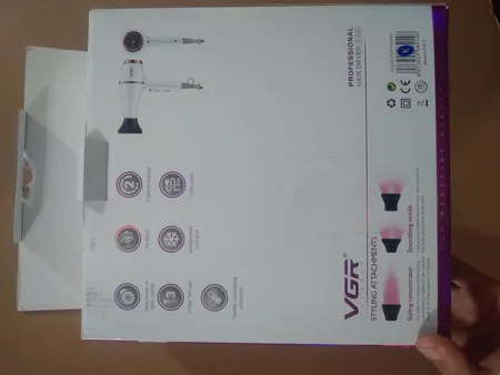 سشوار حرفه‌ای وی جی ار مدل V-414، موتور AC با توان مصرفی 2200 وات، دارای فناوری تولید یون، دارای حلقه آویختن، با حالت صاف‌کننده و حجم‌دهنده، وزن 802 گرم، تنظیم حرارت 3 حالته و کنترل سرعت 2 حالته، به همراه 3 عدد سری متمرکزکننده