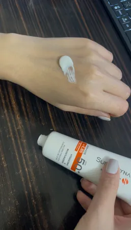 کرم ضد آفتاب بی‌رنگ سورملینا، SPF 50، مدل 00 UVA UVB، مناسب انواع پوست با حجم 50 میلی‌لیتر، ضد حساسیت، فاقد پارابن و سیلیکون، محافظت‌کننده در برابر اشعه‌های UVA و UVB، بدون تست حیوانی، PA++++، ضد پیری، ضد جوش،  با ماندگاری 2 ساعته