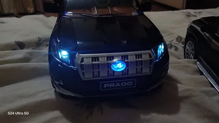 ماشین بازی مدل تویوتا لندکروزر پرادو فلزی 1:18