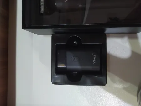 ماشین اصلاح موی صورت وی جی ار مدل 341، طراحی ارگونومیک، منبع انرژی با باتری، تکنولوژی اصلاح به صورت برش چرخشی، مدت زمان شارژ 60 دقیقه و مدت زمان استفاده پس از شارژ 90 دقیقه، به همراه برس تمیزکننده و کابل شارژ USB