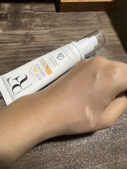 کرم ضد آفتاب رنگی آر.اف رویال فم SPF50 مدل Fusion مناسب برای پوست چرب و مختلط حجم 50 میلی لیتر