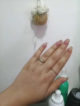 اسپری ضد آفتاب بی‌رنگ وکالی، SPF 50، مدل 001، مناسب انواع پوست چرب با حجم 235 میلی‌لیتر، محافظت‌کننده در برابر اشعه‌های UVA و UVB، ضد آب و مرطوب‌کننده، روشن‌کننده، ضد لک و پیری، دارای فرمولاسیون فاقد چربی، کلاژن، ویتامین‌های C و E، با ماندگاری 2 ساعته