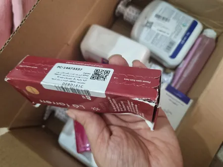 کرم ضدآفتاب و ضدلک رنگی لافارر مدل SPF40-Medium، مناسب پوست‌های چرب، حجم 40 میلی‌لیتر