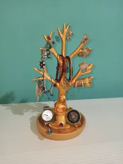 استند جواهرات مدل دختر کتاب خوان