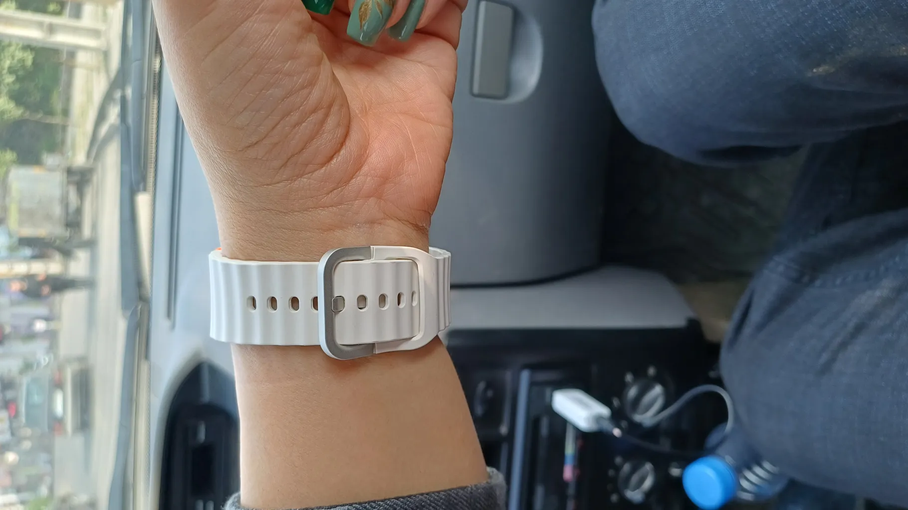 ساعت هوشمند سامسونگ مدل Galaxy Watch 7 40mm دارای قابلیت های کنترل موسیقی (Music Player)، قابلیت مکالمه از طریق بلوتوث، قابلیت تغییر طرح ساعت یا تم، صفحه همیشه روشن (Always-on Display)، پشتیبانی از دستیار صوتی بند پلاستیک