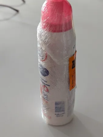 اسپری ضد آفتاب بی‌رنگ وکالی، SPF 50، مدل 001، مناسب انواع پوست چرب با حجم 235 میلی‌لیتر، محافظت‌کننده در برابر اشعه‌های UVA و UVB، ضد آب و مرطوب‌کننده، روشن‌کننده، ضد لک و پیری، دارای فرمولاسیون فاقد چربی، کلاژن، ویتامین‌های C و E، با ماندگاری 2 ساعته