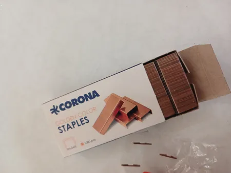 سوزن منگنه کرونا کد 3021 سایز 24/6 بسته 1000 عددی