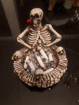 زیرسیگاری طرح اسکلت کد HE-002