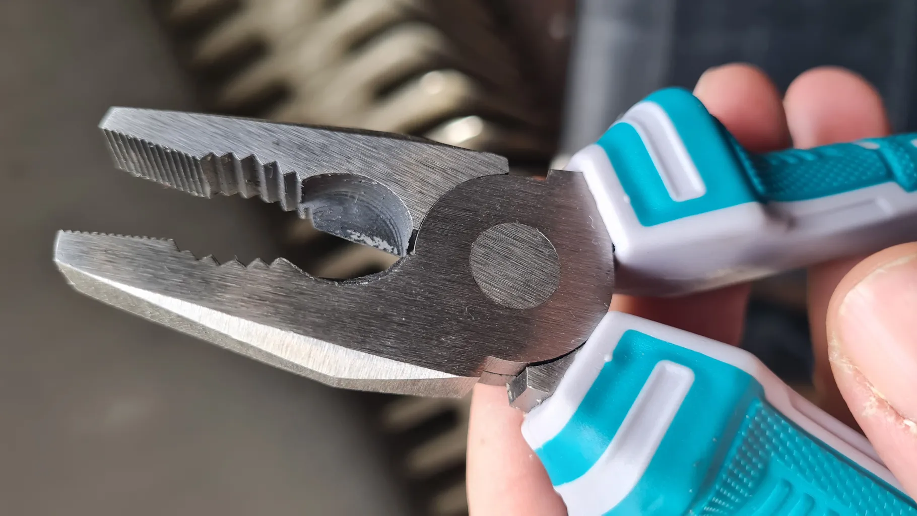 انبردست توتال مدل THT110706P سایز  7 اینچ